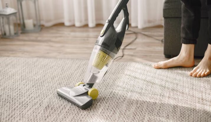 imgi_18_girl-cleaning-house-with-vacuum-cleaner_1157-46766